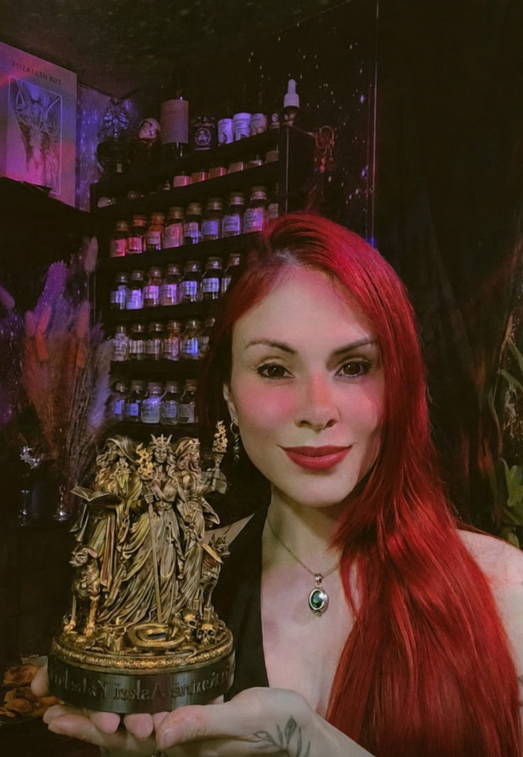 Ingrid, cofundadora da Discípulos de Hekate, ao lado de uma de suas criações