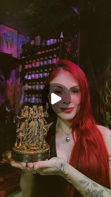 Ingrid segurando uma estátua finalizada em seu ateliê